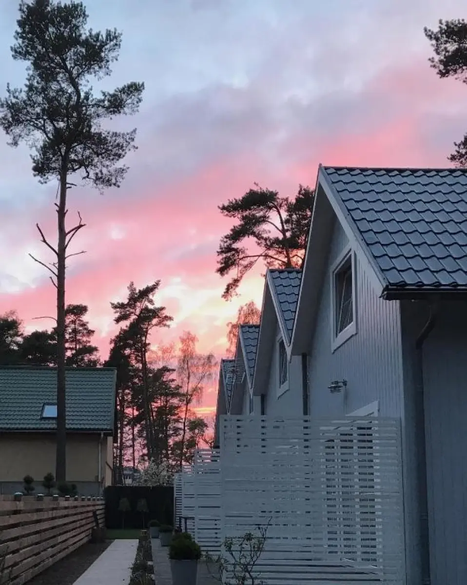 Domki 8 Sosen wśród sosen w Pobierowie o zachodzie słońca